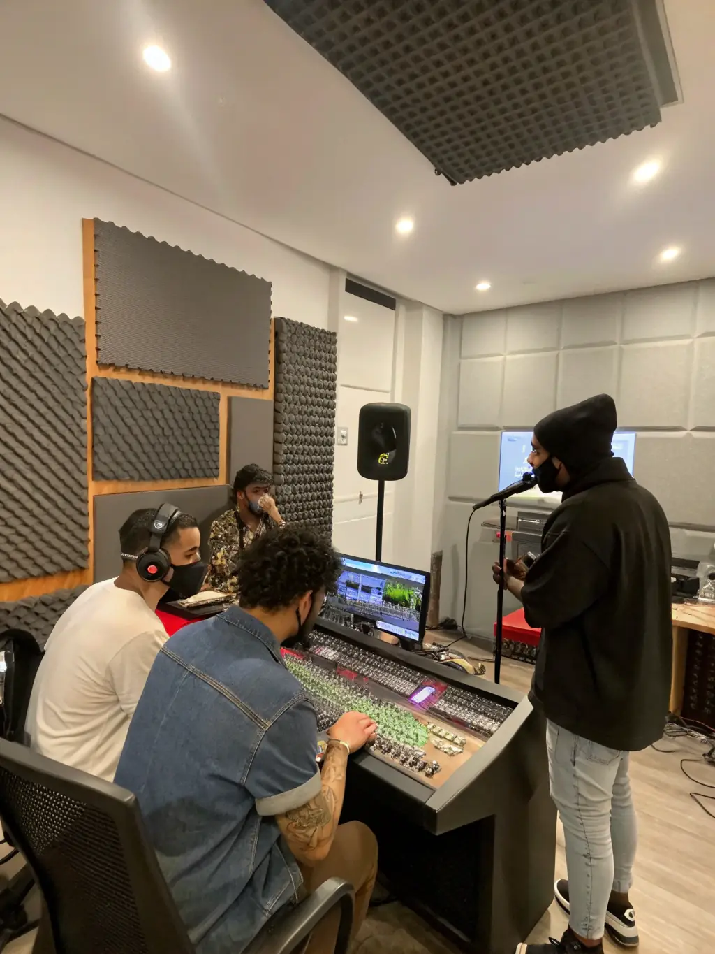 Participants in a FREESOUND sound design workshop, experimenting with various audio effects and techniques to create immersive soundscapes for film and games.